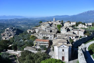  İtalya 'da Roma yakınlarındaki bir ortaçağ köyü olan Civitavecchia di Arpino' nun panoramik manzarası.