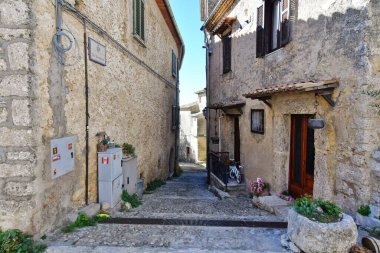 İtalya 'nın Lazio bölgesinde bir ortaçağ köyü olan Civitavecchia di Arpino' nun eski taş evleri arasında dar bir sokak..
