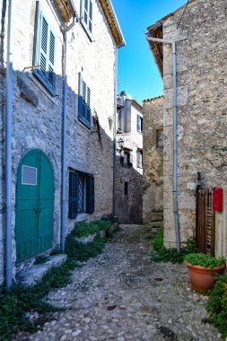 İtalya 'nın Lazio bölgesinde bir ortaçağ köyü olan Civitavecchia di Arpino' nun eski taş evleri arasında dar bir sokak..