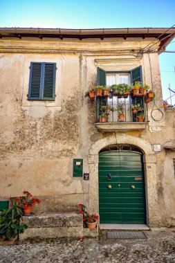 İtalya 'nın Lazio bölgesinde ortaçağ köyü Civitavecchia di Arpino' da eski bir ev..