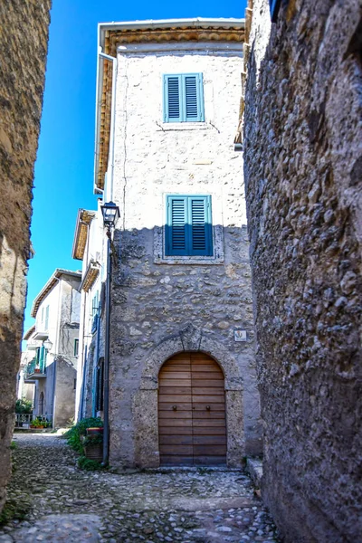 Een Smalle Straat Tussen Oude Stenen Huizen Van Civitavecchia Arpino — Stockfoto