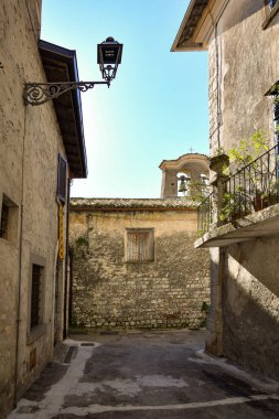 İtalya 'nın Frosinone eyaletindeki tarihi bir kasaba olan Boville Ernica' daki antik binalar arasında küçük bir sokak..