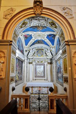 İtalya 'nın Frosinone eyaletinin tarihi bir kasabası olan Boville Ernica' da antik bir kilisenin içi..