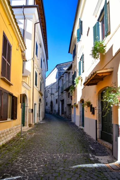 ボヴィル エルニカの古代の建物の間の小さな通り イタリアのフロジノーネ県の歴史的な町 — ストック写真