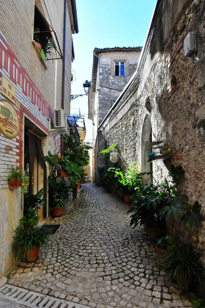 ボヴィル エルニカの古代の建物の間の小さな通り イタリアのフロジノーネ県の歴史的な町 — ストック写真