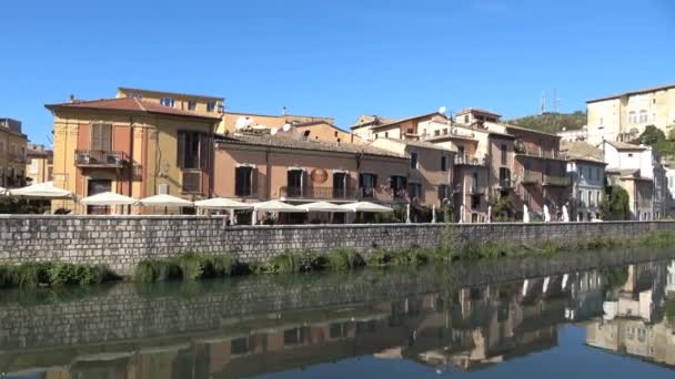 意大利弗罗西农省一个村庄里里里里河瀑布的景观 — 图库视频影像