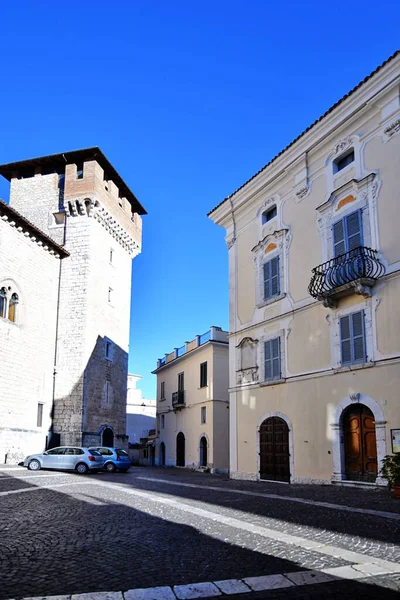 イタリアのフロジノーネ県の歴史的な町 アティナの古代の建物の間の小さな通り — ストック写真