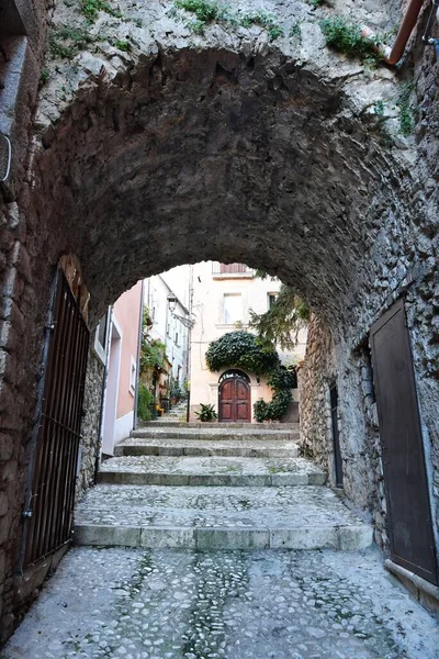 イタリアのフロジノーネ県の歴史的な町 アティナの古代の建物の間の小さな通り — ストック写真