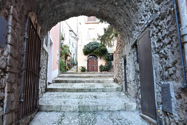 Uma Pequena Rua Entre Edifícios Antigos Atina Uma Cidade Histórica — Fotografia de Stock