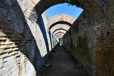 İtalya 'daki Napoli yakınlarındaki Baia antik Roma hamamlarının kemerleri altında bir geçit..