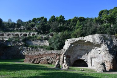 İtalya 'da Napoli yakınlarındaki Baia antik Roma hamamlarından panoramik manzara.