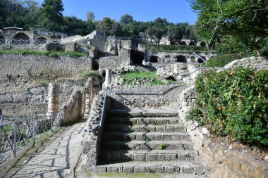 İtalya 'da Napoli yakınlarındaki Baia antik Roma hamamlarından panoramik manzara.