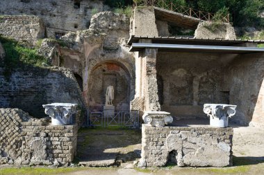İtalya 'da Napoli yakınlarındaki Baia antik Roma hamamlarında bir heykel..