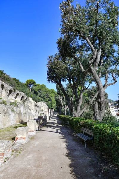 イタリアのナポリ近くのバイアの古代ローマ風呂の通り — ストック写真