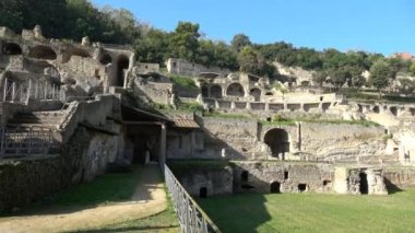 İtalya 'da Napoli yakınlarındaki Baia antik Roma hamamlarından panoramik manzara.