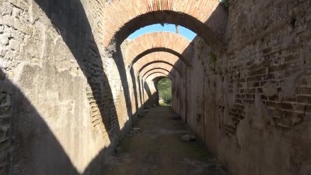 Een Doorgang Onder Bogen Van Oude Romeinse Baden Van Baia — Stockvideo