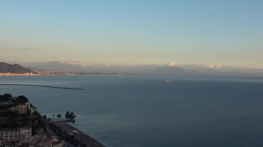 Güney İtalya 'daki Salerno körfezinin panoramik manzarası.