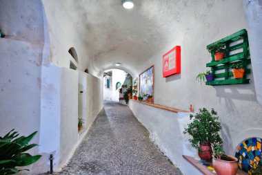 Albori 'de dar bir sokak, İtalya' da Amalfi kıyısında bir köy..