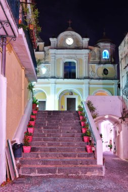 Albori 'nin küçük kilisesi, İtalya' da Amalfi kıyısında bir köy..