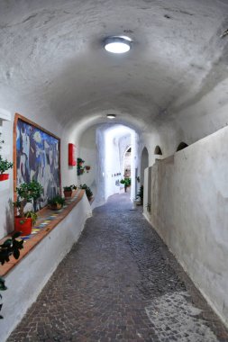 Albori 'de dar bir sokak, İtalya' da Amalfi kıyısında bir köy..