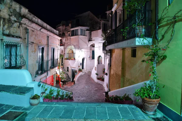 Egy Keskeny Utca Alboriban Egy Falu Amalfi Partján Olaszországban — Stock Fotó
