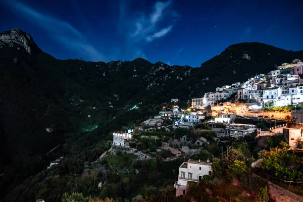 İtalya 'nın Amalfi kıyısında bir köy olan Albori' nin gece manzarası.