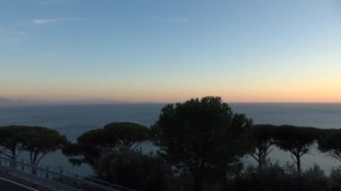 İtalya 'nın Salerno ilindeki Amalfi kıyılarının panoramik manzarası.