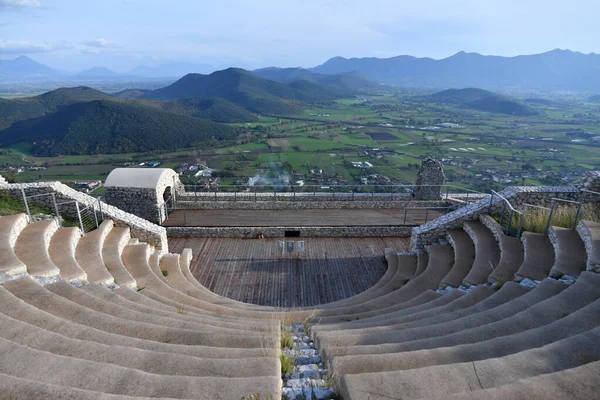 イタリアのカゼルタ州の村ピエトラヴェラーノの山の上に高いローマの円形劇場 — ストック写真