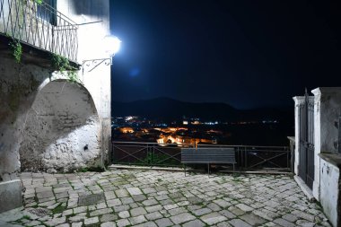 Pietramelara 'da dar bir sokak, İtalya' nın Caserta eyaletinde bir ortaçağ köyü..