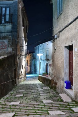 Pietramelara 'da dar bir sokak, İtalya' nın Caserta eyaletinde bir ortaçağ köyü..