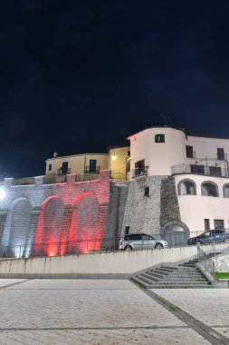 Ruviano 'da bir meydanın gece manzarası, İtalya' nın Caserta eyaletinde küçük bir köy..