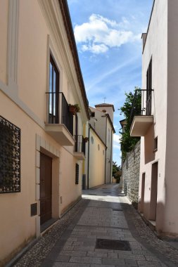 İtalya 'nın Caserta eyaletindeki küçük bir köy olan Ruviano' daki evler arasında dar bir sokak..