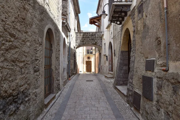 イタリアのカゼルタ州の小さな村 Ruvianoの家の間の狭い通り — ストック写真