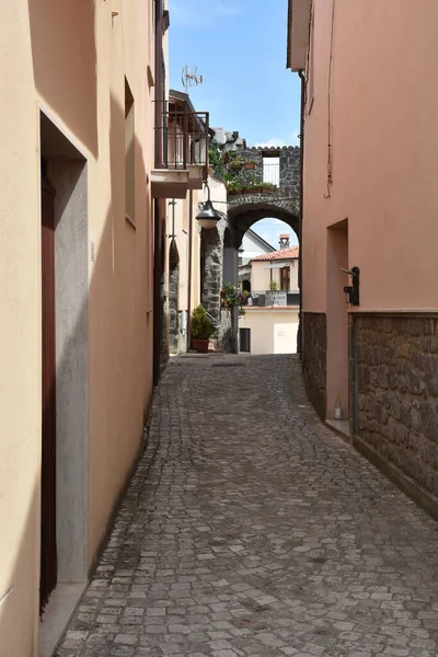 イタリアのカゼルタ州の小さな村 Ruvianoの家の間の狭い通り — ストック写真