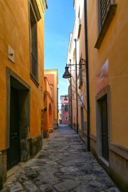 Pozzuoli 'de dar bir sokak, İtalya' da Napoli yakınlarında denize bakan bir kasaba..