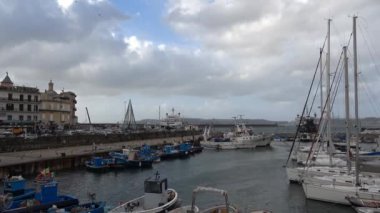 İtalya 'nın Campania bölgesindeki Pozzuoli limanındaki tekneler..