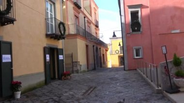 Pozzuoli 'de dar bir sokak, İtalya' da Napoli yakınlarında denize bakan bir kasaba..