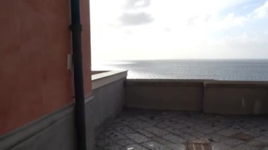  İtalya 'da Napoli yakınlarında denize bakan Pozzuoli' nin panoramik manzarası..