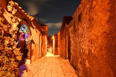 İtalya 'nın Caserta kentinin ortaçağ semtindeki eski taş evler arasında dar bir sokak..