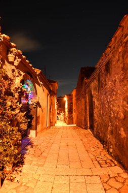 İtalya 'nın Caserta kentinin ortaçağ semtindeki eski taş evler arasında dar bir sokak..