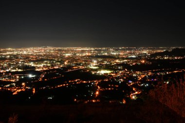 İtalya 'nın Caserta kentinin ortaçağ bölgesinden gece manzarası görülüyor..