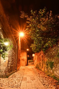 İtalya 'nın Caserta kentinin ortaçağ semtindeki eski taş evler arasında dar bir sokak..