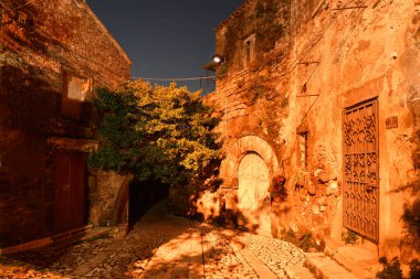 İtalya 'nın Caserta kentinin ortaçağ semtindeki eski taş evler arasında dar bir sokak..