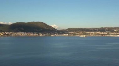 İtalya 'nın Napoli şehrinin kuzeyindeki kıyı ve körfez manzarası.