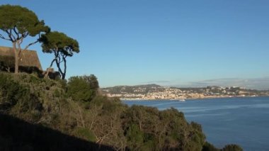 İtalya 'nın Napoli şehrinin kuzeyindeki kıyı ve körfez manzarası.