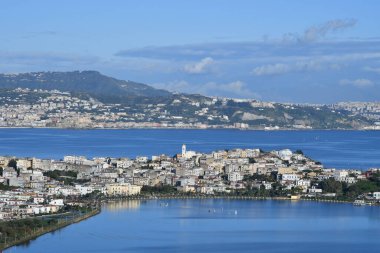 İtalya 'nın Napoli şehrinin kuzeyindeki kıyı ve körfez manzarası.