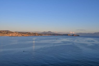 İtalya 'nın Napoli şehrinin kuzeyindeki kıyı ve körfez manzarası.