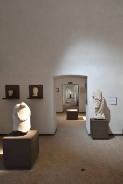 İtalya 'nın Bacoli şehrinde kazı çalışmalarında bulunan antik Roma eserleriyle dolu bir müzenin iç odası..