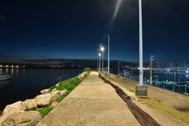 İtalya 'nın Napoli eyaletinde yer alan Pozzuoli limanının bir görüntüsü.