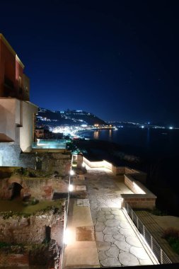 İtalya 'nın Napoli Körfezi' ne bakan Pozzuoli sahilindeki antik bir Roma şehrinin kalıntıları..